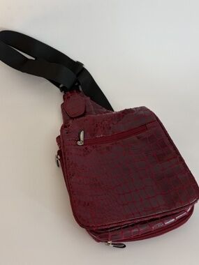 Travelon Crossbody Sling Organizer Travel Bag Red Faux Snakeskin Adjustable